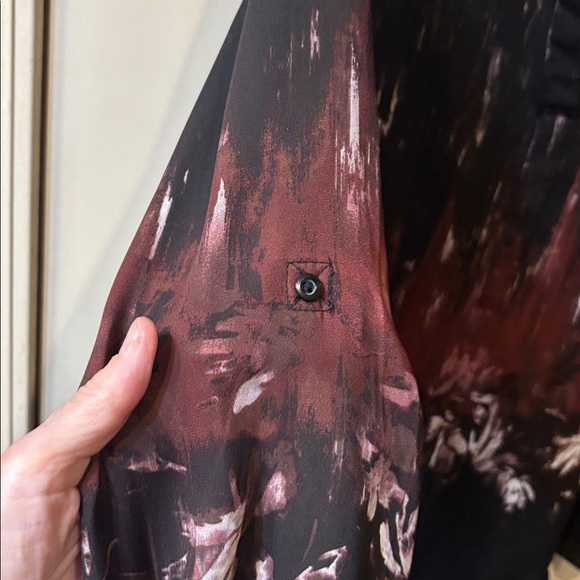 Chic Black and burgundy Women's Blouse Simply Vera. No call outs. Like new. - Picture 5 of 7